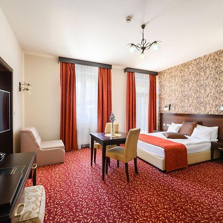 Hotel Aurum ハイデゥソボスロー エクステリア 写真