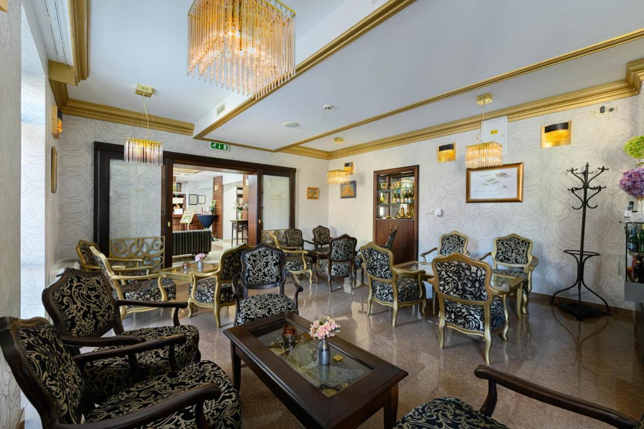 Hotel Aurum ハイデゥソボスロー エクステリア 写真