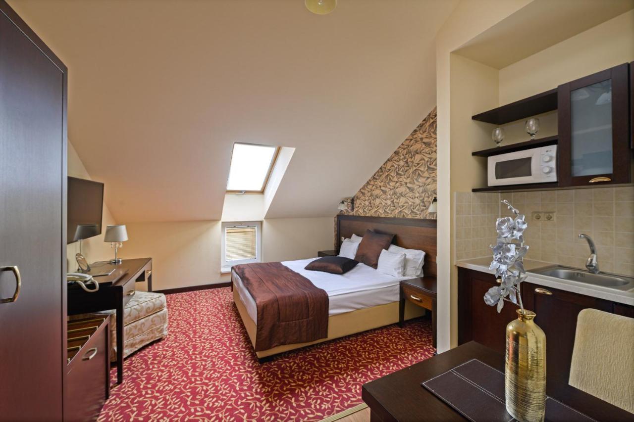 Hotel Aurum ハイデゥソボスロー エクステリア 写真