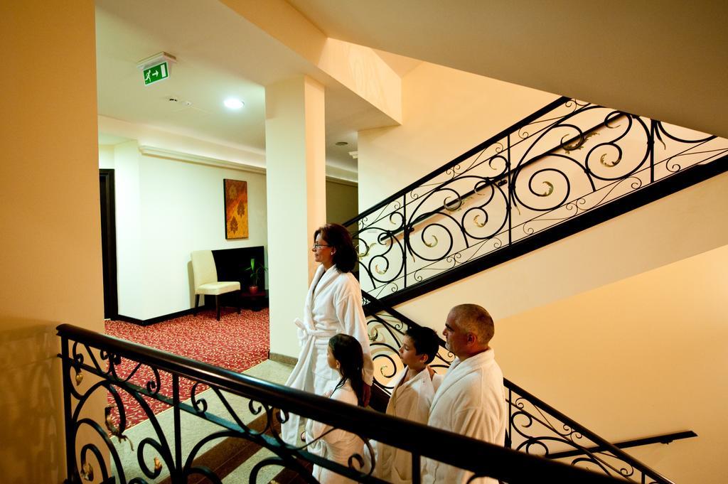 Hotel Aurum ハイデゥソボスロー エクステリア 写真