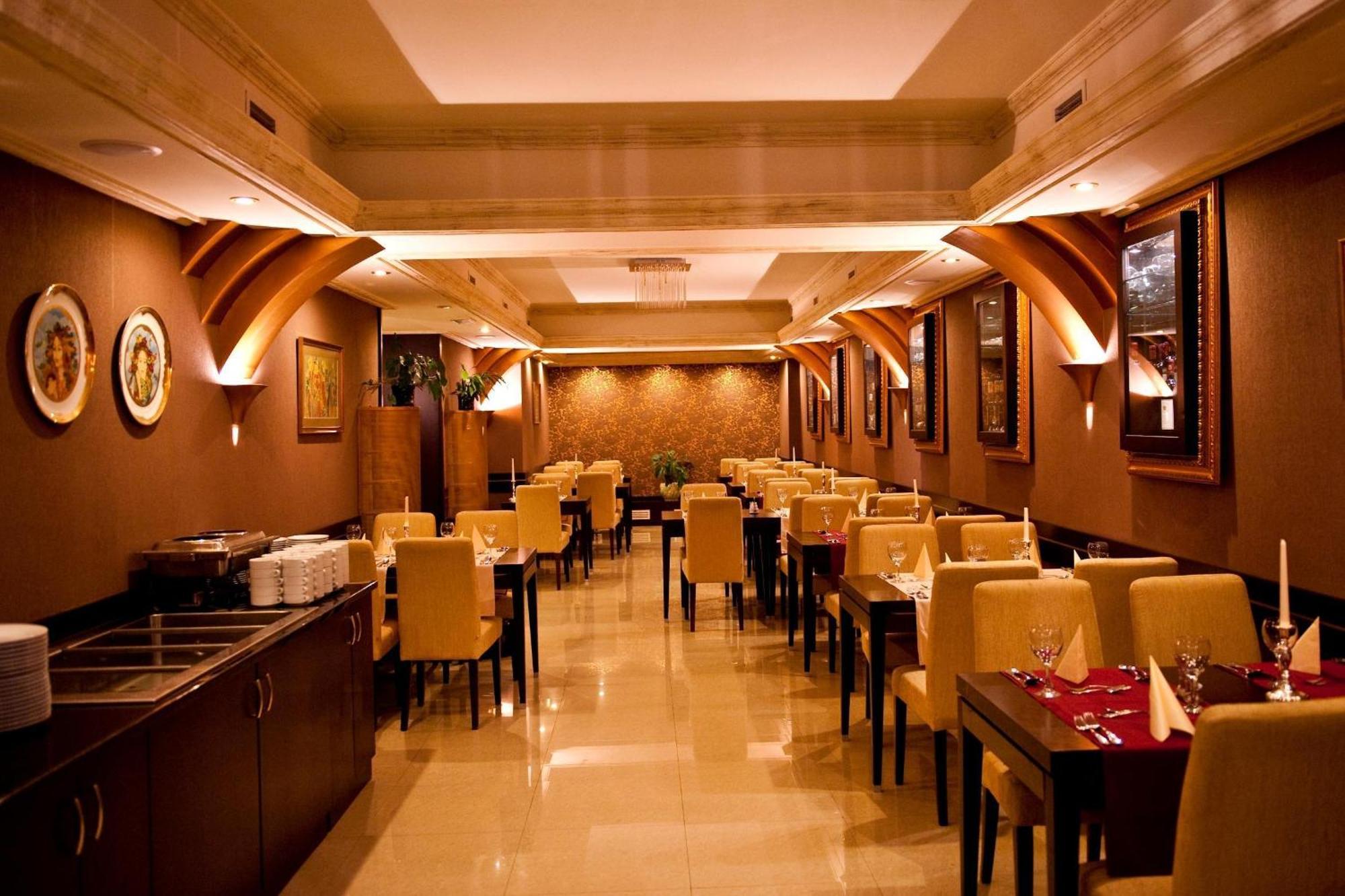 Hotel Aurum ハイデゥソボスロー エクステリア 写真