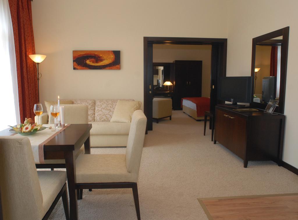 Hotel Aurum ハイデゥソボスロー エクステリア 写真
