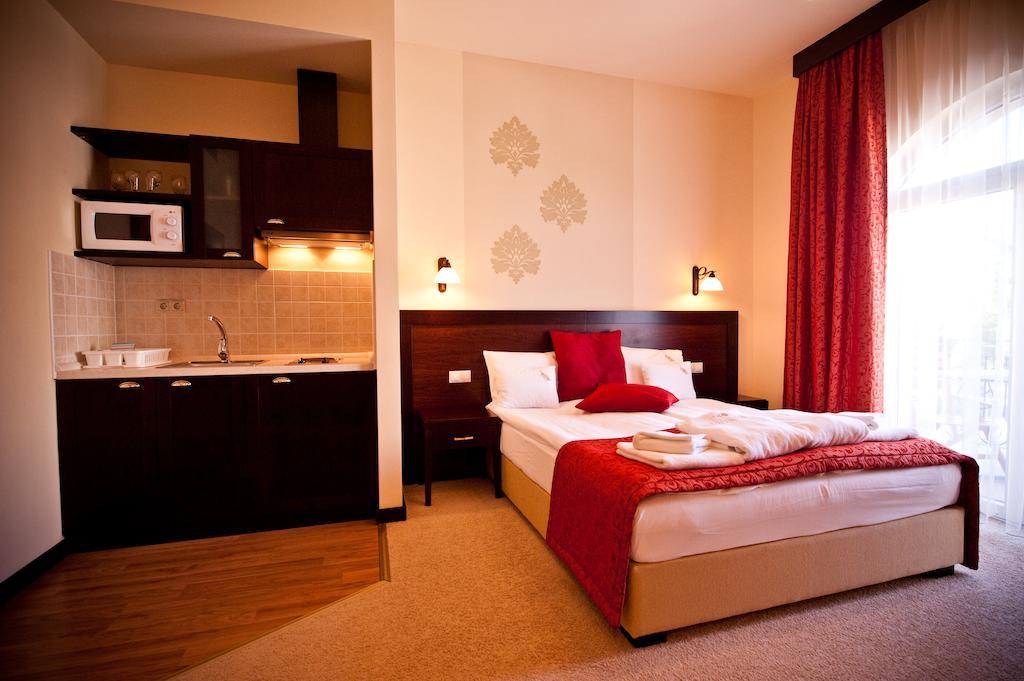 Hotel Aurum ハイデゥソボスロー エクステリア 写真