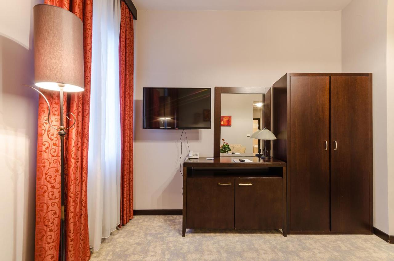 Hotel Aurum ハイデゥソボスロー エクステリア 写真