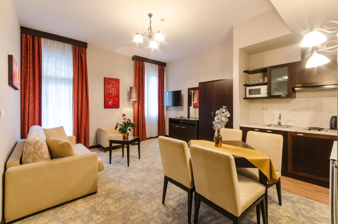 Hotel Aurum ハイデゥソボスロー エクステリア 写真