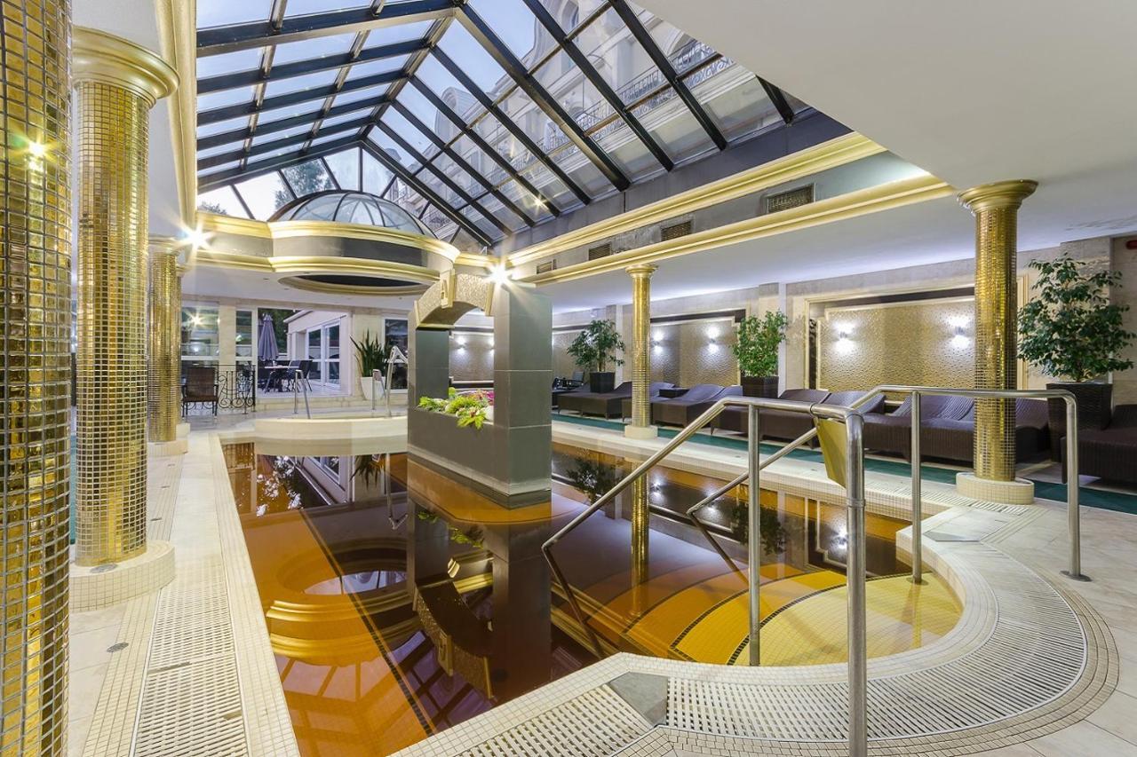 Hotel Aurum ハイデゥソボスロー エクステリア 写真